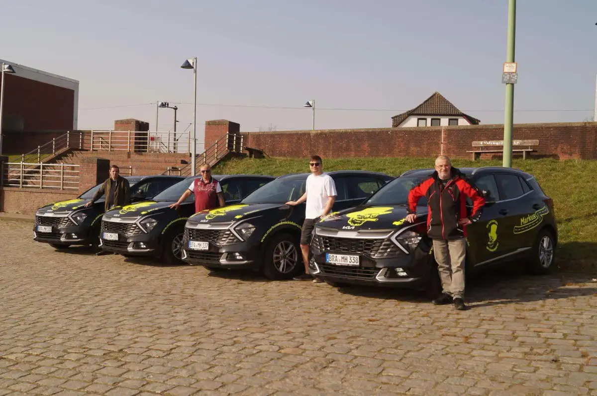 Das Team von Markus & Michi's Fahrschule mit den Schulfahrzeugen in Nordenham
